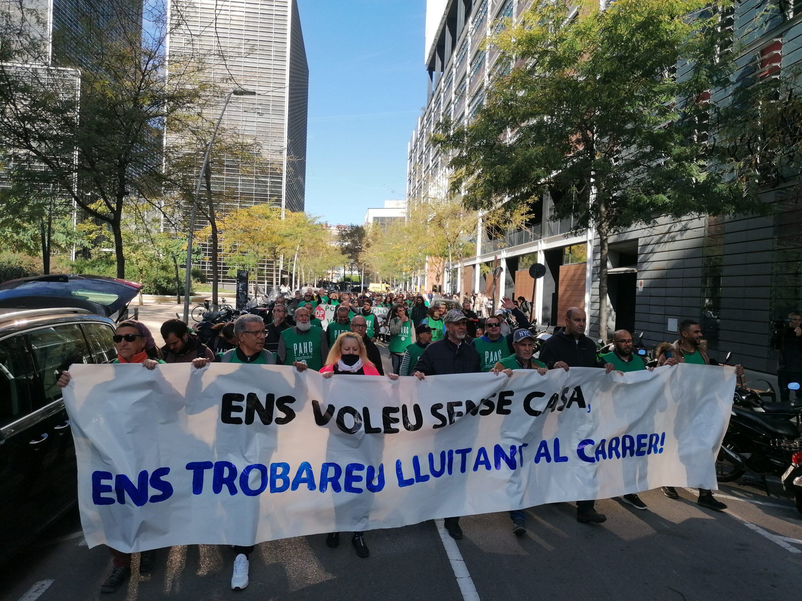 Read more about the article Acció de les PAH Catalanes a la seu del PSC a Barcelona en protesta per la mesura de fer fora a les ocupacions en precari en 48 hores